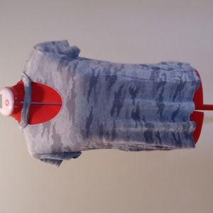 Maurices 24/7 Light Grey Camo Short Sleeve Tee Size M